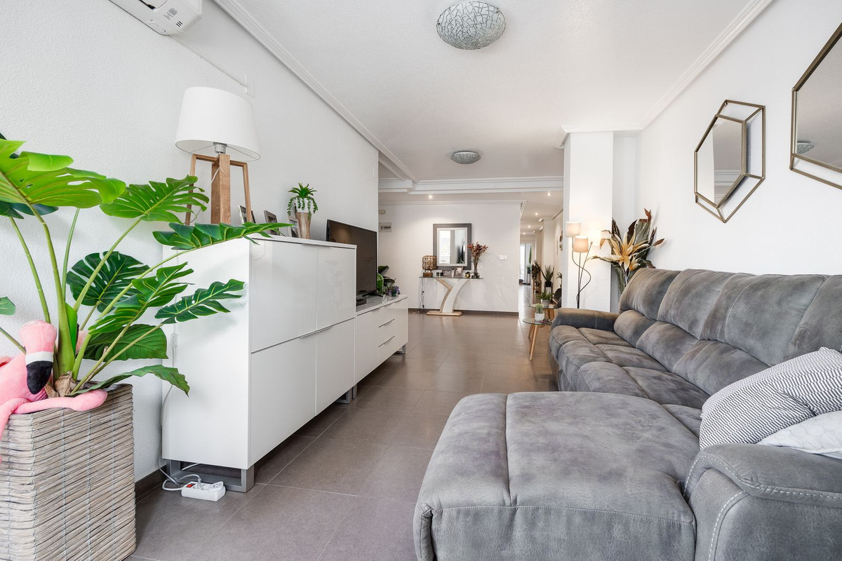 For sale - 3 Bedroom 2 Bathroom Apartment - Middle Floor Apartment in Torrevieja - Torrevieja Centro  - Alicante