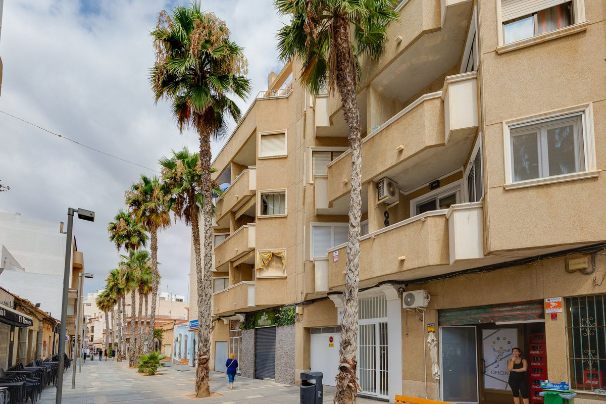 For sale - 3 Bedroom 2 Bathroom Apartment - Middle Floor Apartment in Torrevieja - Torrevieja Centro  - Alicante