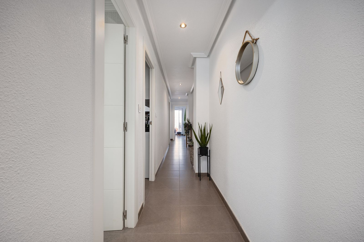 For sale - 3 Bedroom 2 Bathroom Apartment - Middle Floor Apartment in Torrevieja - Torrevieja Centro  - Alicante