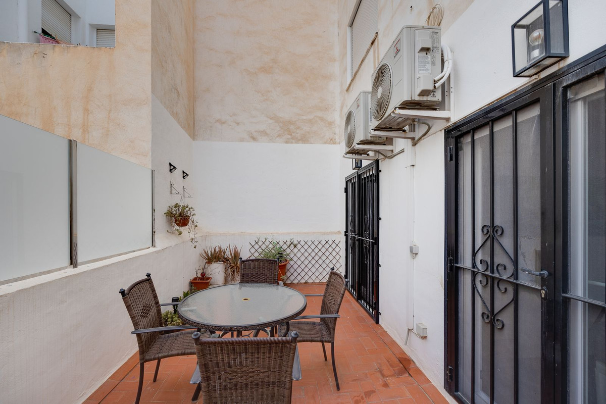 For sale - 3 Bedroom 2 Bathroom Apartment - Middle Floor Apartment in Torrevieja - Torrevieja Centro  - Alicante