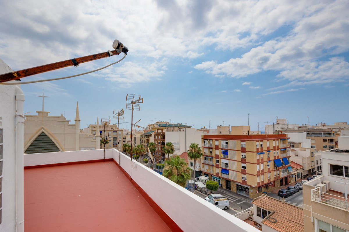 For sale - 3 Bedroom 2 Bathroom Apartment - Middle Floor Apartment in Torrevieja - Torrevieja Centro  - Alicante
