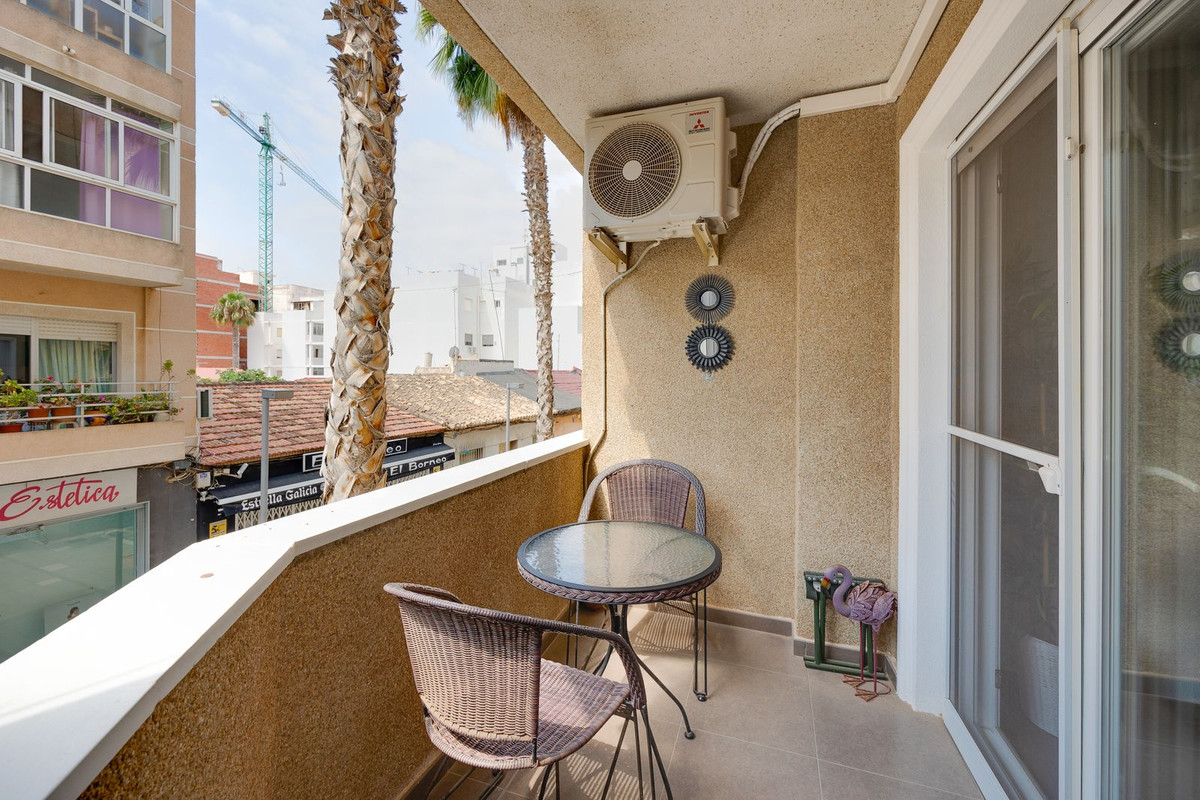 For sale - 3 Bedroom 2 Bathroom Apartment - Middle Floor Apartment in Torrevieja - Torrevieja Centro  - Alicante