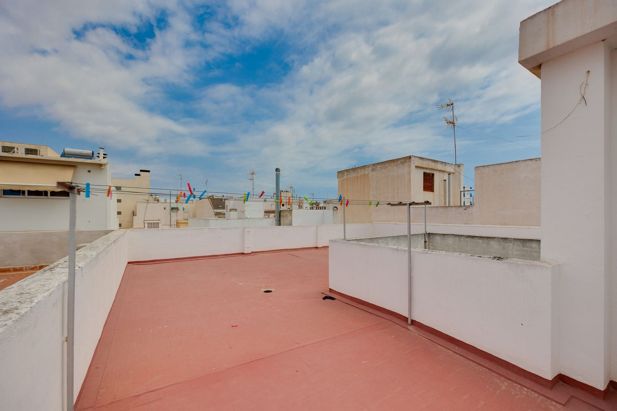 For sale - 3 Bedroom 2 Bathroom Apartment - Middle Floor Apartment in Torrevieja - Torrevieja Centro  - Alicante