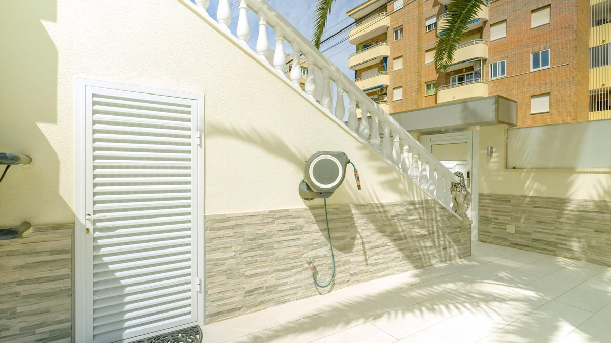For sale - 4 Bedroom 3 Bathroom House - Townhouse in Orihuela - Punta Prima  - Alicante